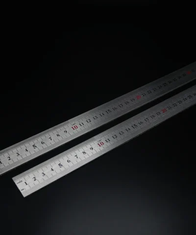 Linjal med glidstopp i skinn
